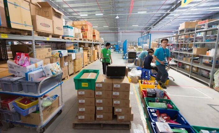 Sắp xếp hàng trên kệ theo nguyên tắc nhập trước, xuất trước