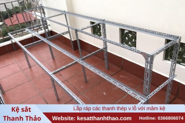 Lắp ráp các thanh thép v lỗ với mâm kệ
